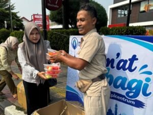 IYE Jumat Berbagi, Hidangkan Makanan Sehat dan Bergizi untuk Warga di Pinggir Jalan Jakarta Timur